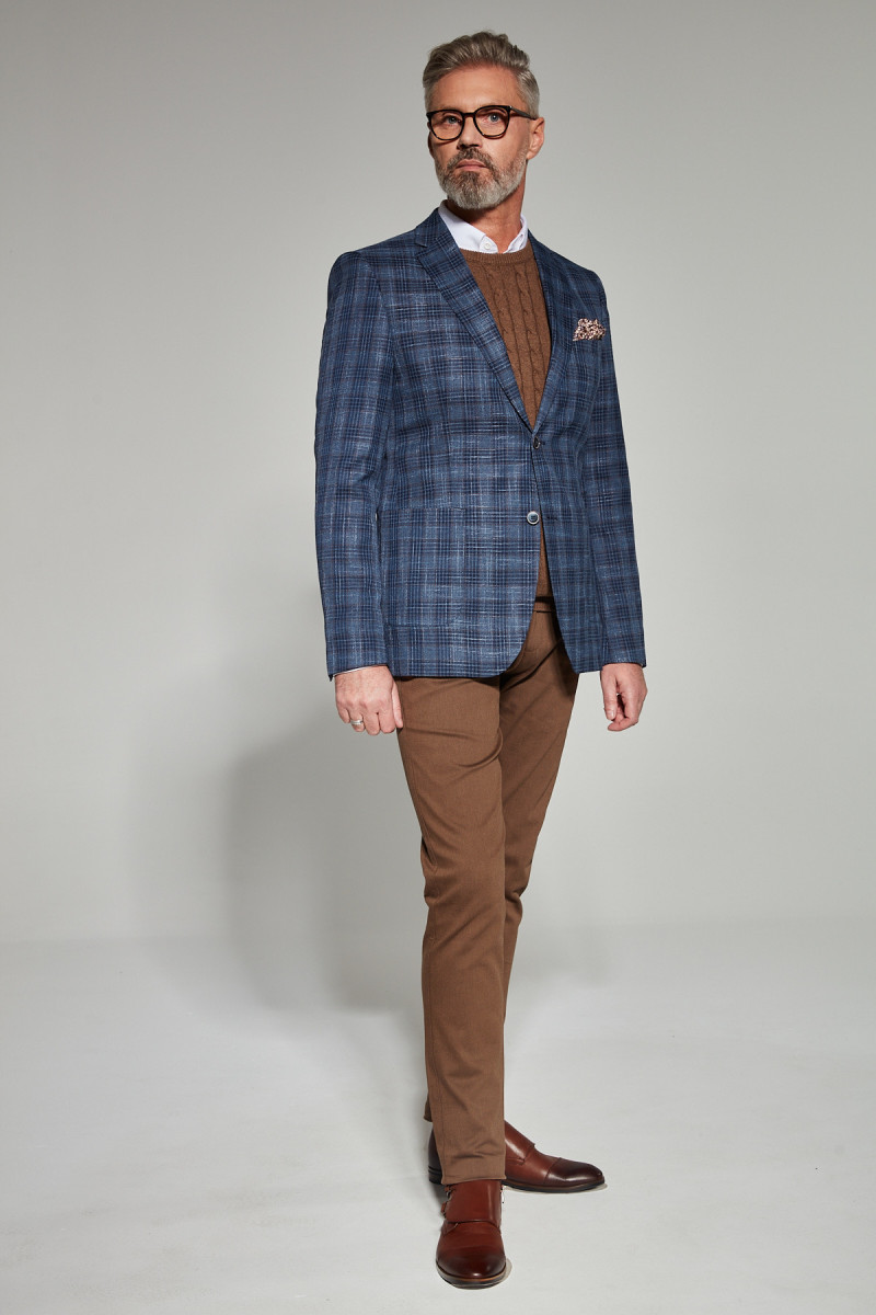 granatowa marynarka w kratę stylizacja z chinosami